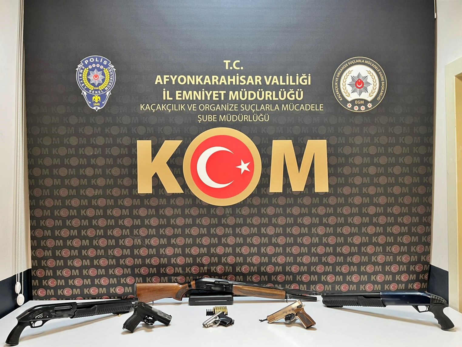Ev değil mühimmat deposu: Afyon Emniyet iş başında!
